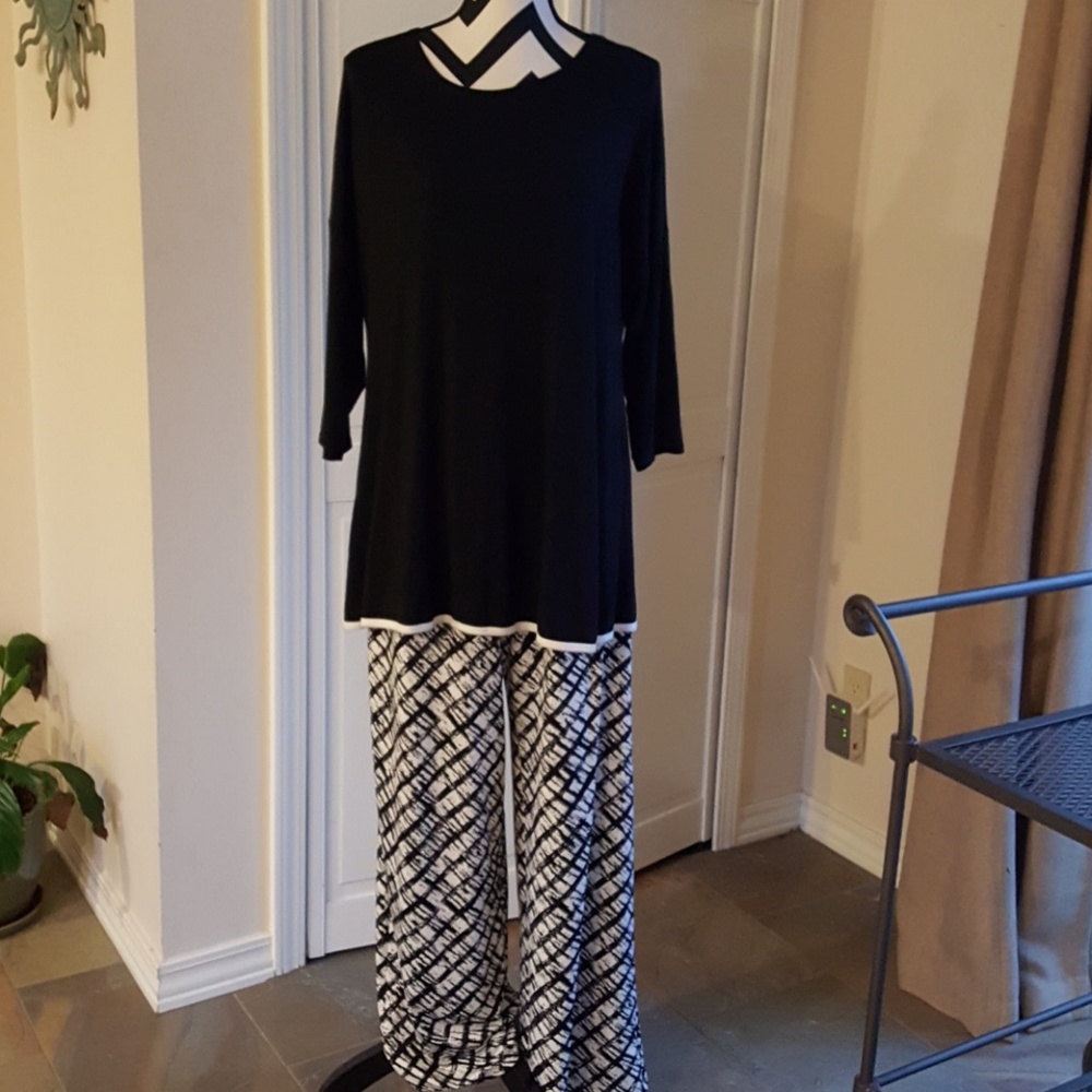 Fun black/white outfit top and slacks